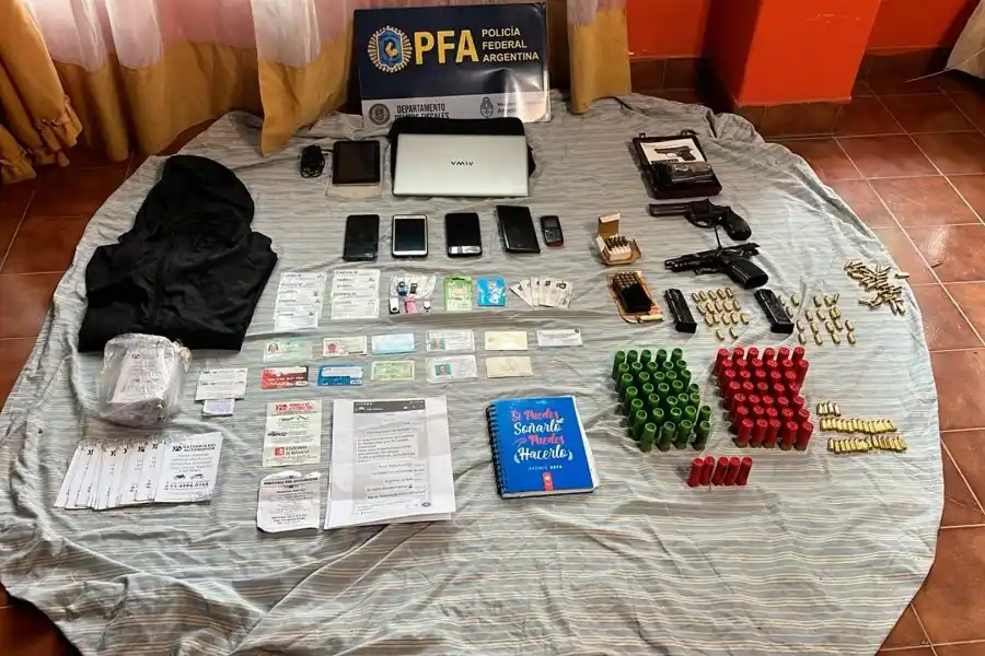 Buscaban a una banda que vendía licencias truchas y descubrieron a policías que liberaban zonas a narcos