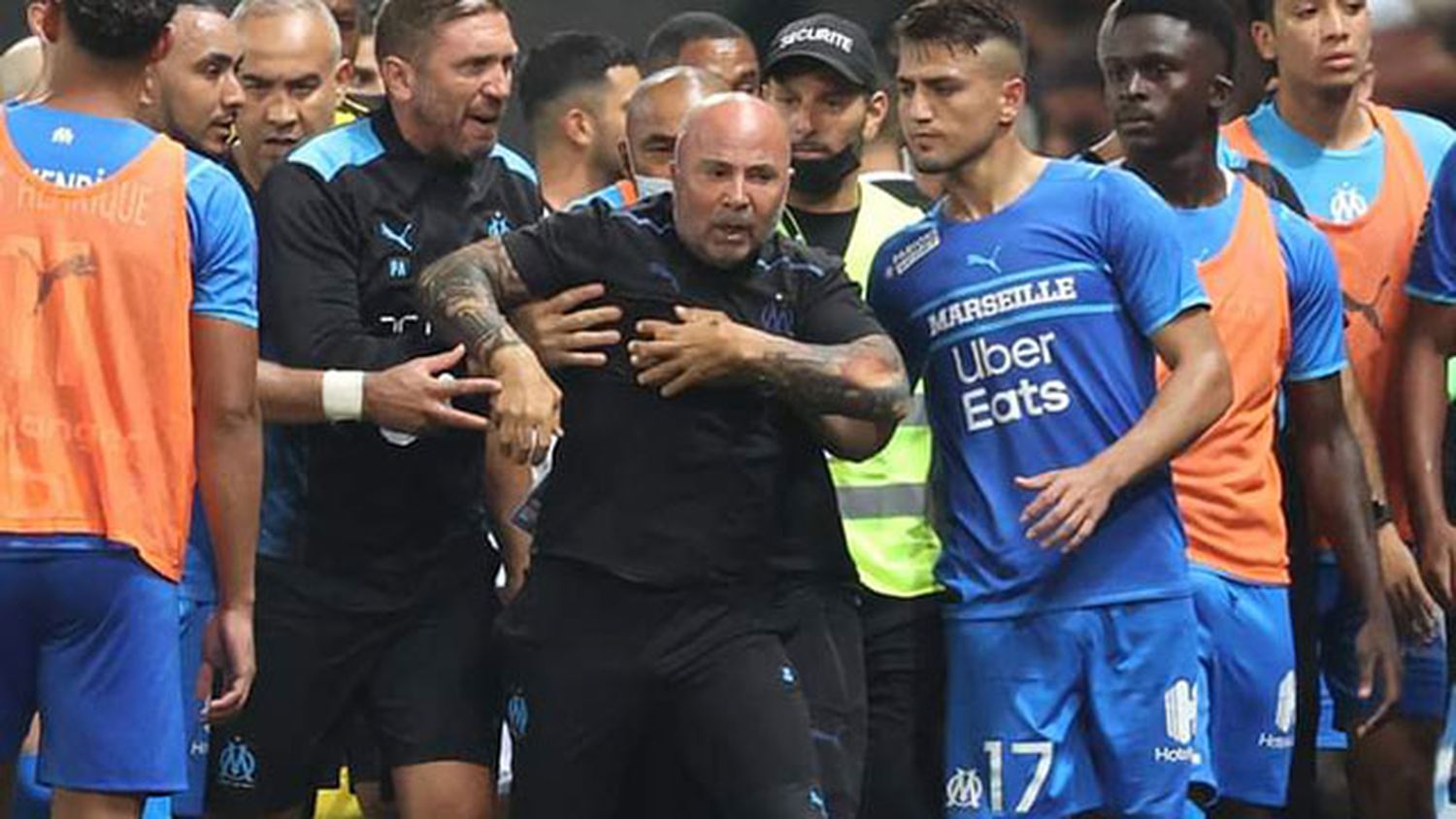 Bochorno y batalla campal en la liga francesa: Jorge Sampaoli a las trompadas y escoltado