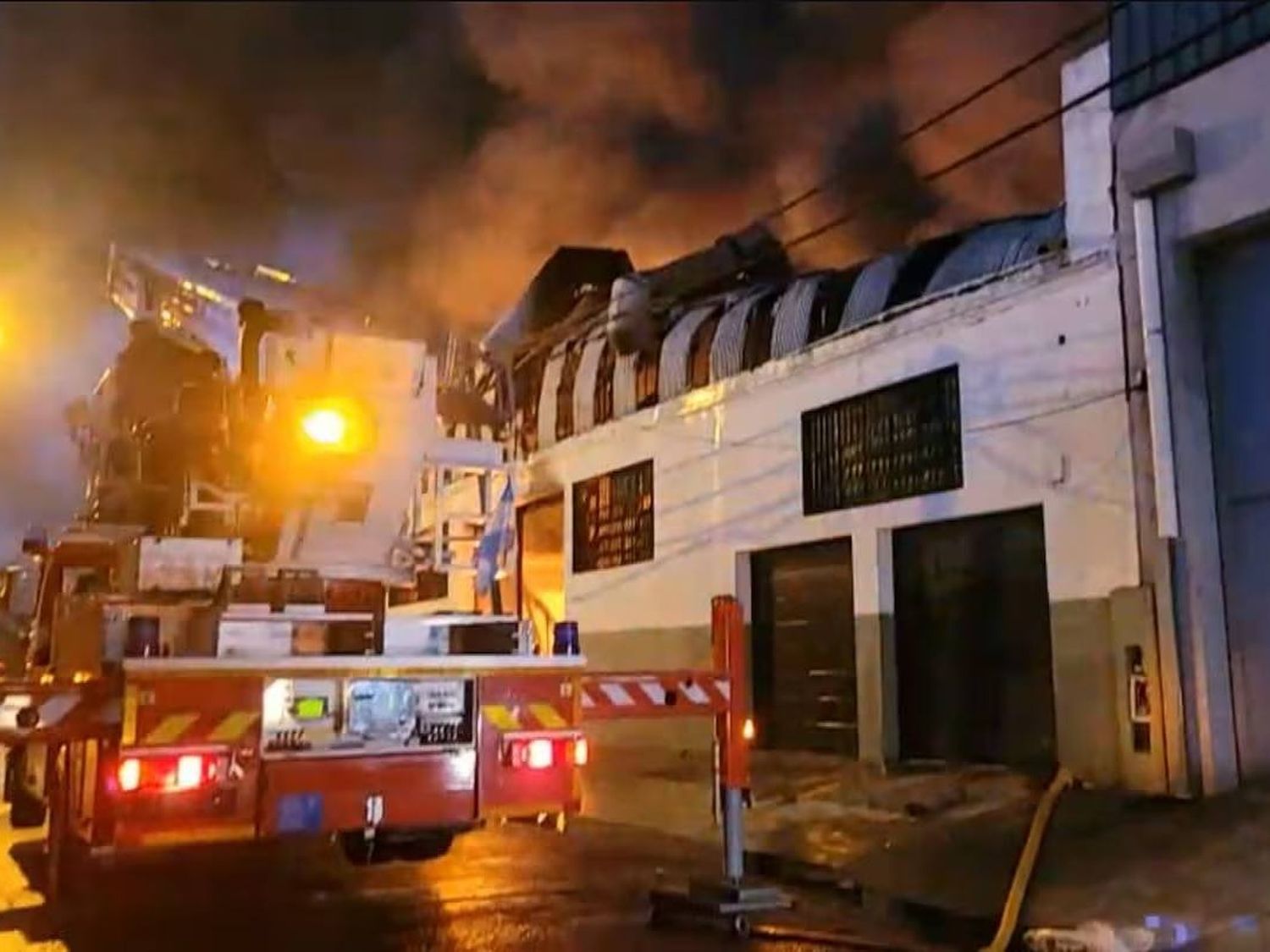 El depósito está ubicado en la calle Alvear al 3788 en donde trabajan varias dotaciones de bomberos.
