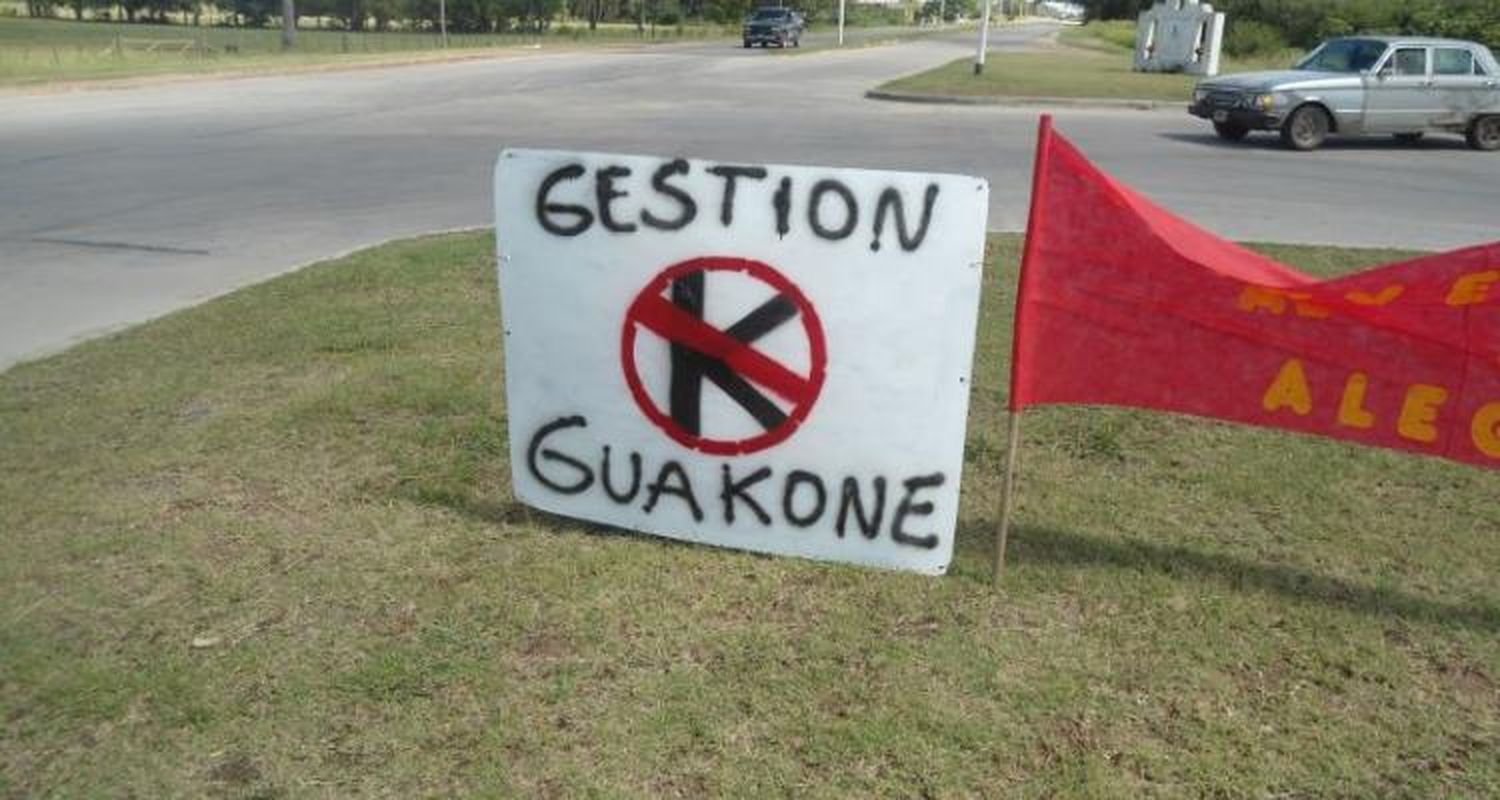 Duros carteles contra la Gestión de Guacone