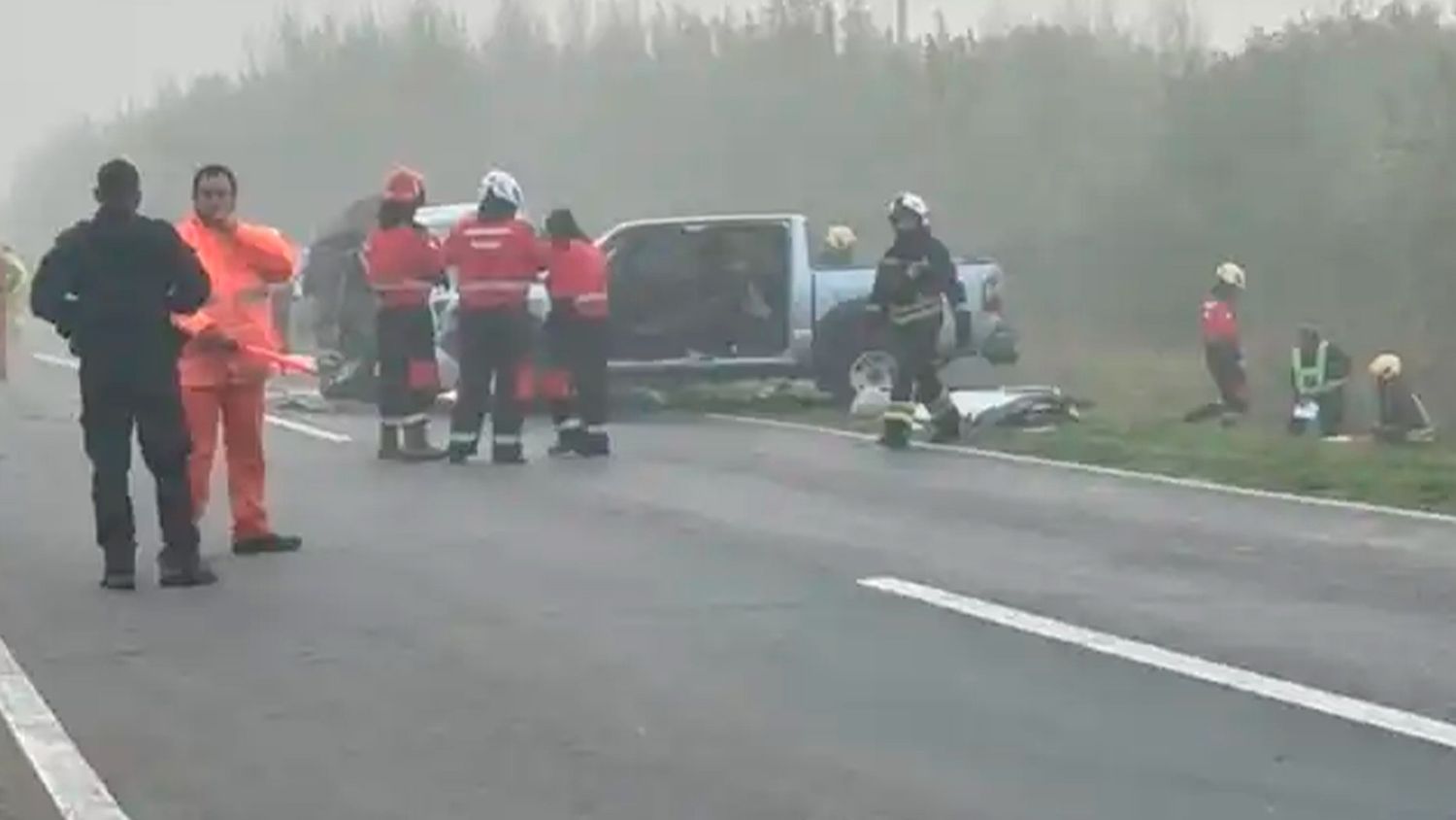 Personal médico, policías y bomberos trabajando en el lugar del accidente.