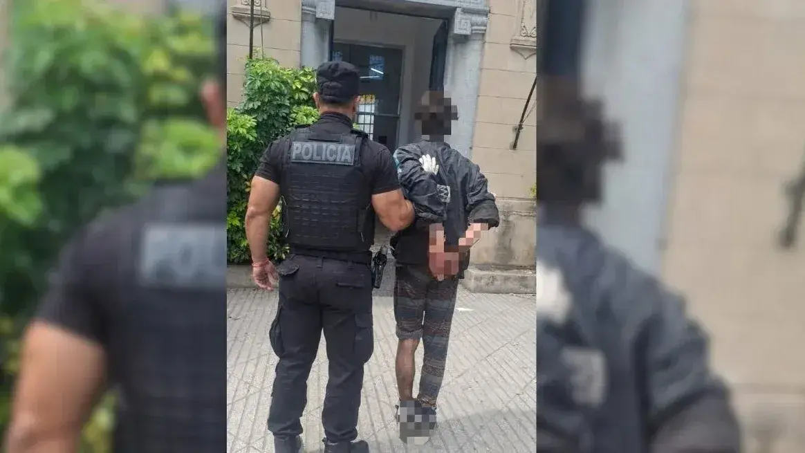 Detuvieron a un hombre en la Ciudad de Santa Fe tras intentar arrebatar a menores y agredir a una policía