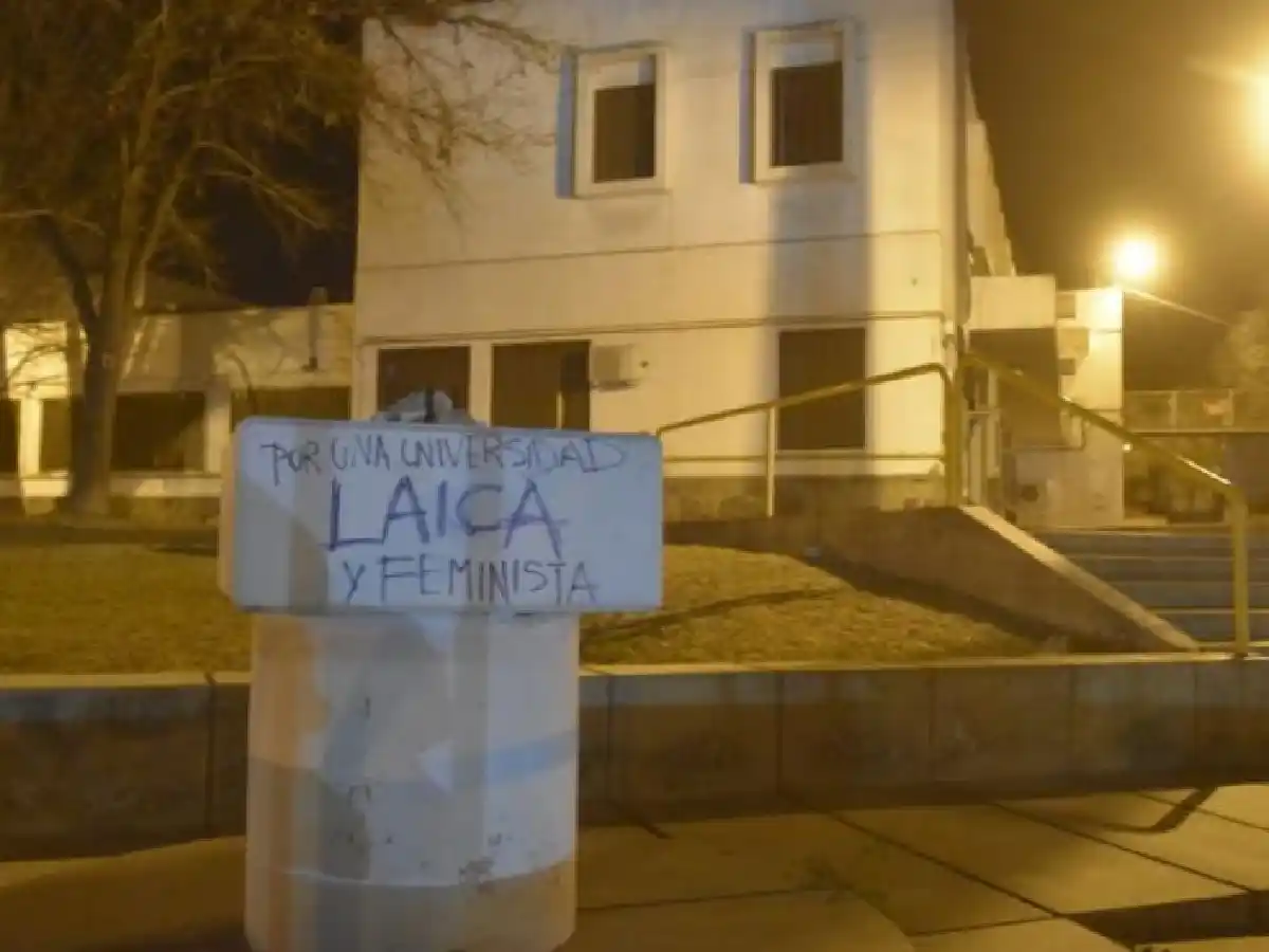 Ahora en San Luis: estudiantes quitaron imagen de la virgen María