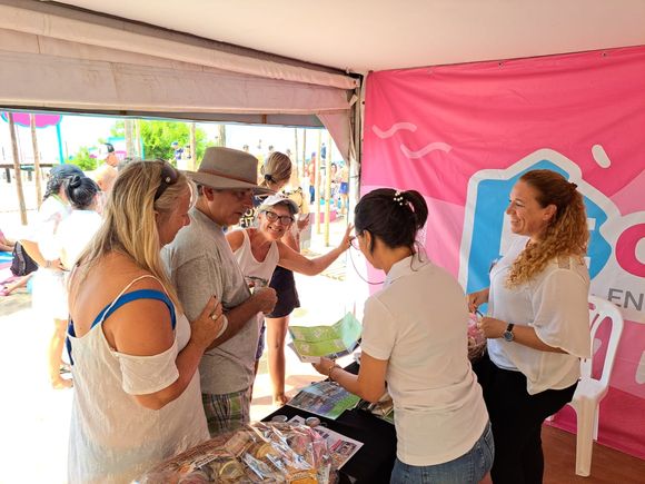 Marcela Cuñer viajó a Villa Gesell para presentar la fiesta del durazno