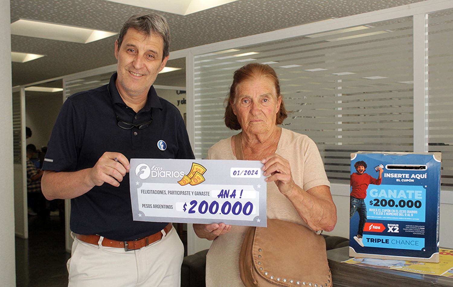Con su premio. Ana junto a Fernando Ippólito de Ecos Diarios