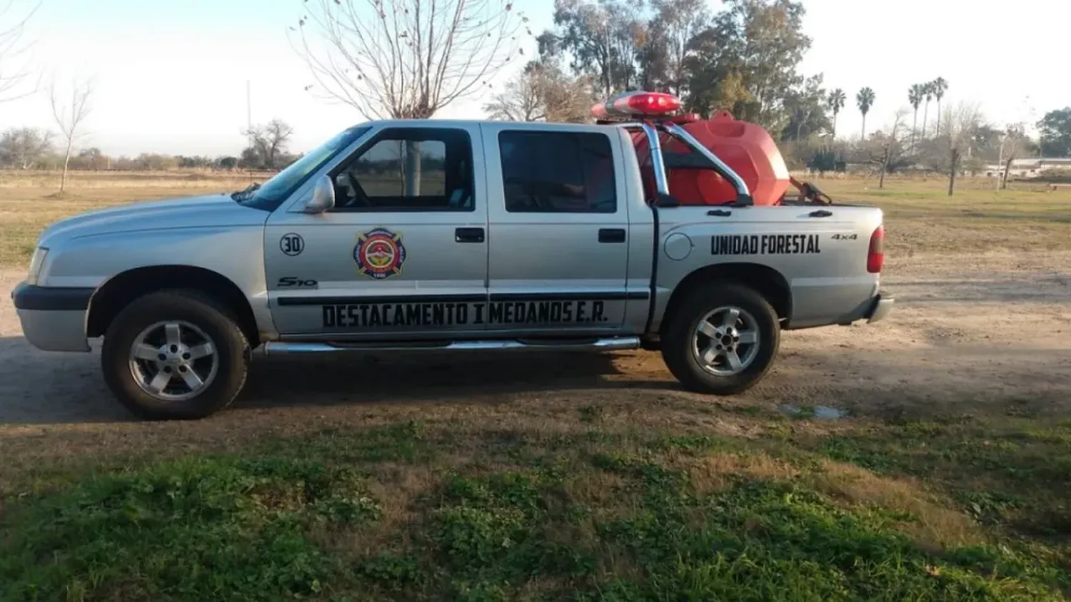 Camioneta Chevrolet S10 (4x4) doble cabina, equipada con un kit forestal de 500 litros