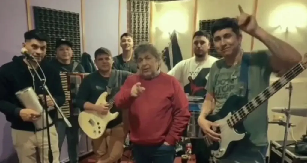 "Cacho" anunció su próximo show.