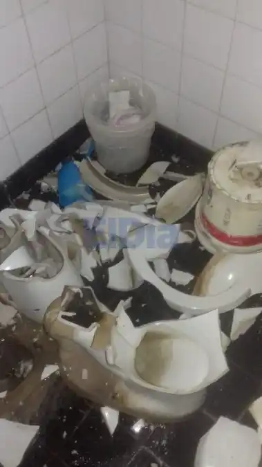 Así quedó el baño de la escuela.
