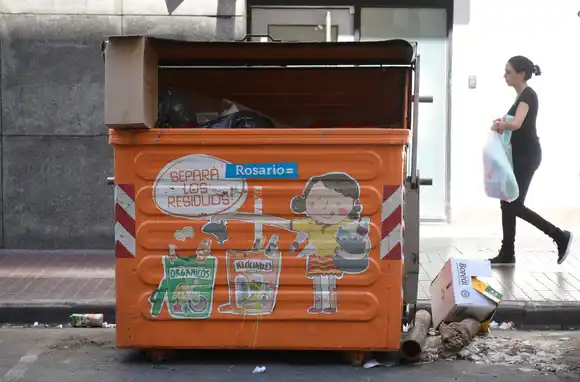 Como medida preventiva para el coronavirus, la Municipalidad inició un operativo de desinfección de contenedores