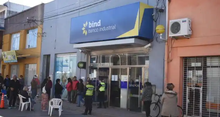 Desde el sábado y hasta el 13 de abril, los bancos abren sólo para jubilados y pensionados