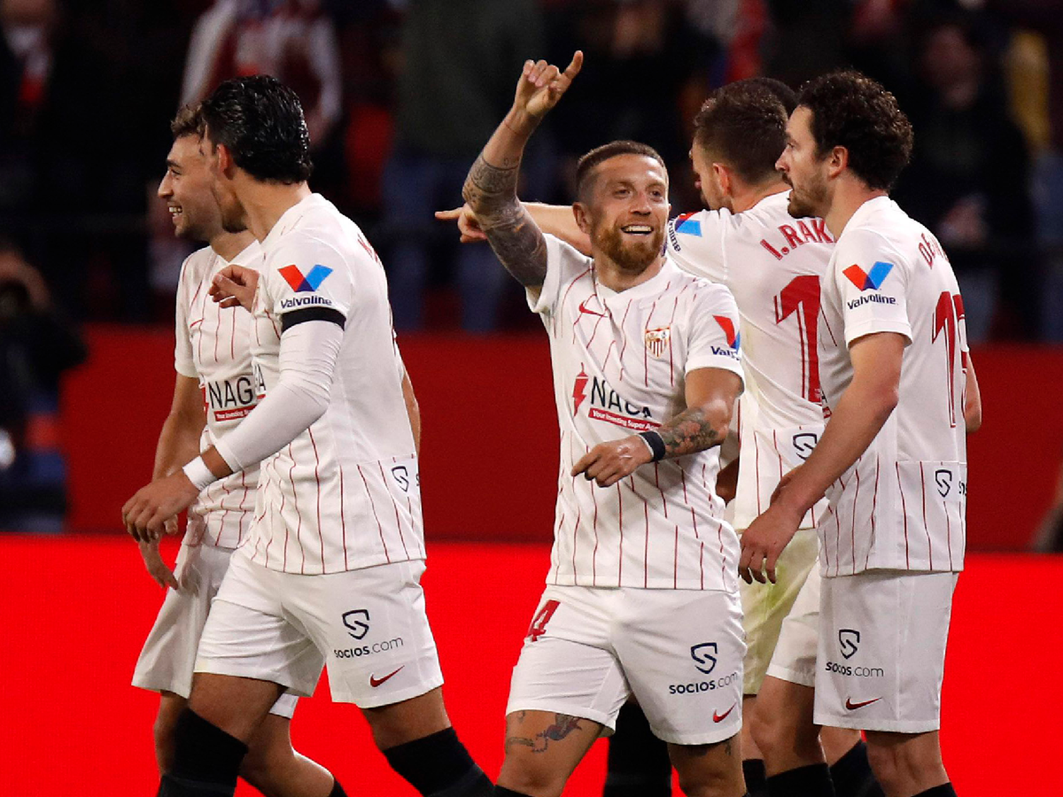 Sevilla, con un tanto de Gómez, superó a Elche
