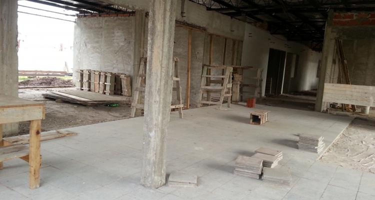 En la escuela de  Banfield no cobraron y  venden los materiales