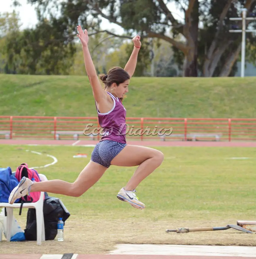Rosario Coronel en salto triple
