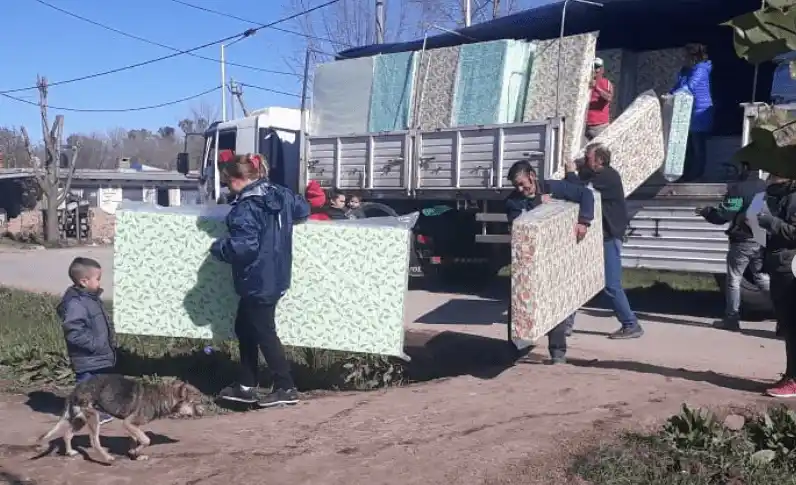 Cañuelas: Quedó afuera de la lista de "Todos" y ahora reparte colchones para que corten boleta