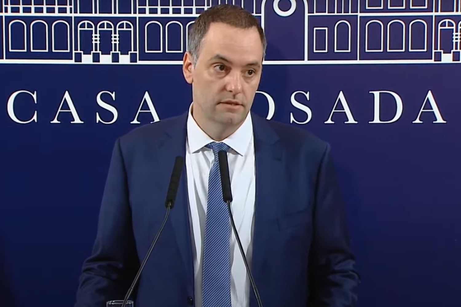 Manuel Adorni, en la primera conferencia de prensa de la gestión Milei: «Se terminó lo de gastar más de lo que se tiene»