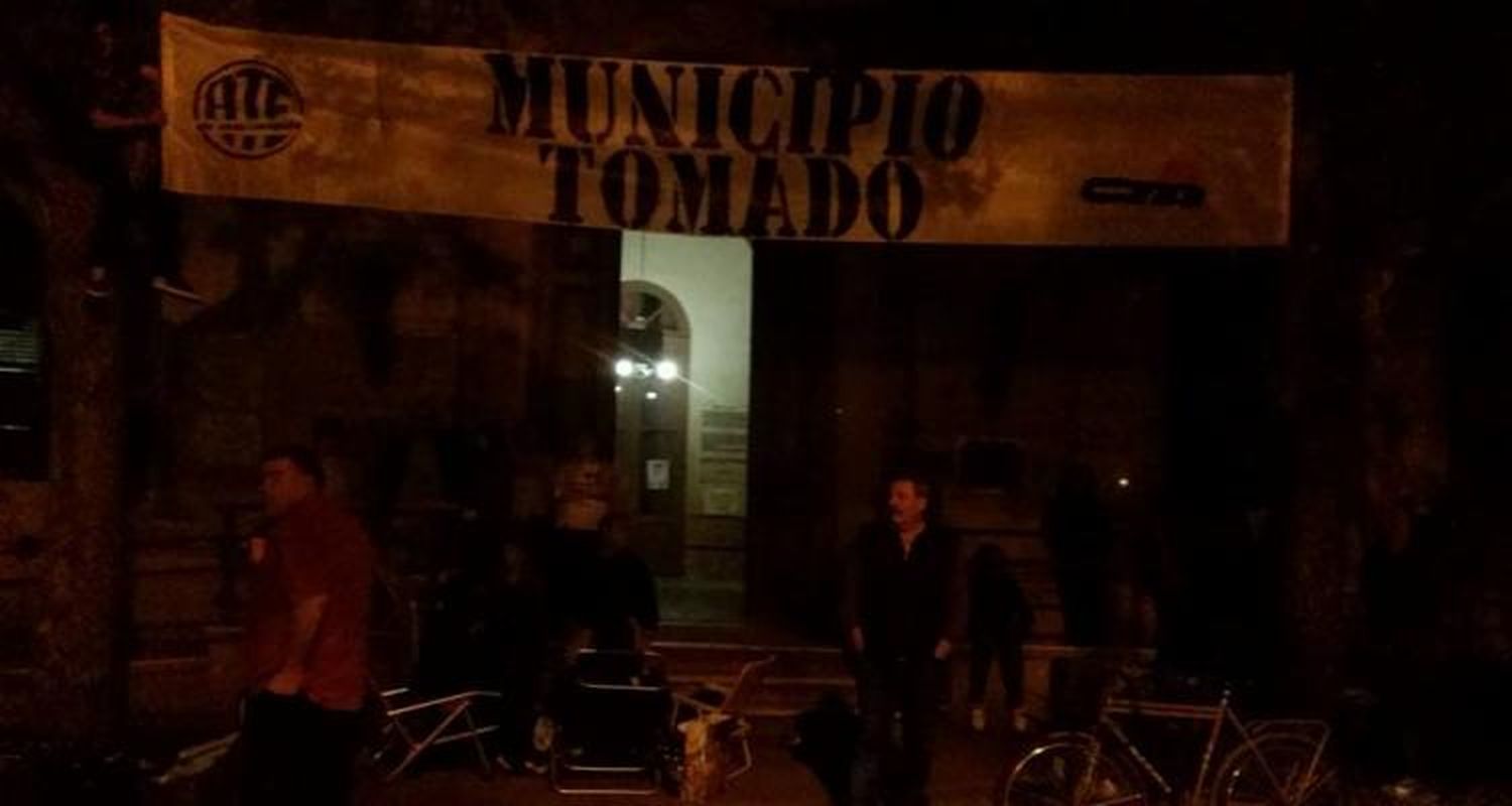 Trabajadores que pasaron la noche en la municipalidad no descartan movilizarse a las puertas de la casa de Guacone