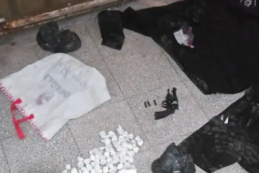 Fue a mostrar su casa en venta y encontró uniformes de la policía, armas y mucha drogas