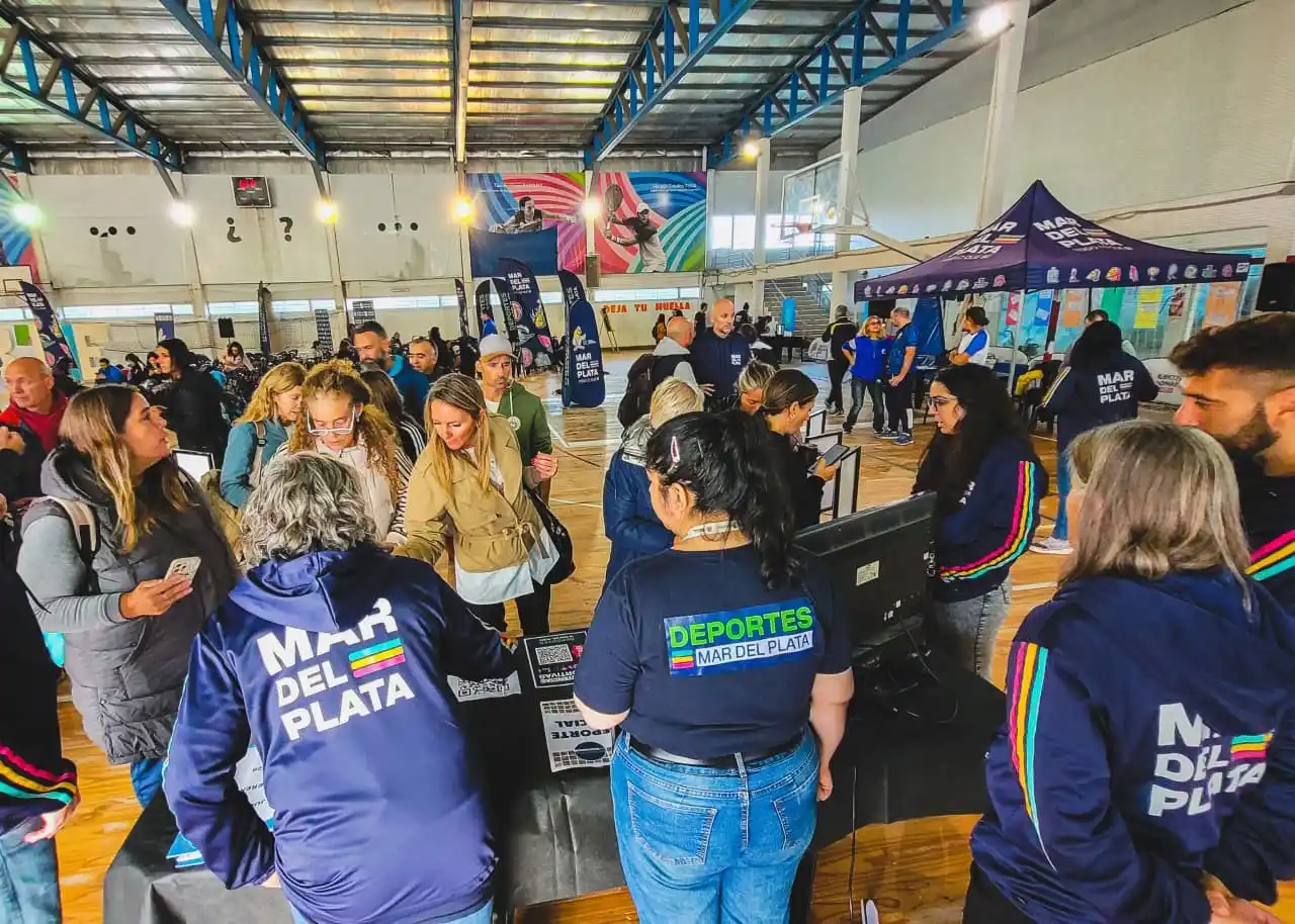 El lanzamiento contó con la participación de maestros, profesores, directivos escolares y entrenadores, junto al presidente del EMDER.
