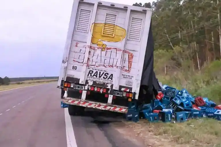 Un camión que venía hacia Concordia perdió gran parte de su carga de cerveza en la Ruta Nacional 14