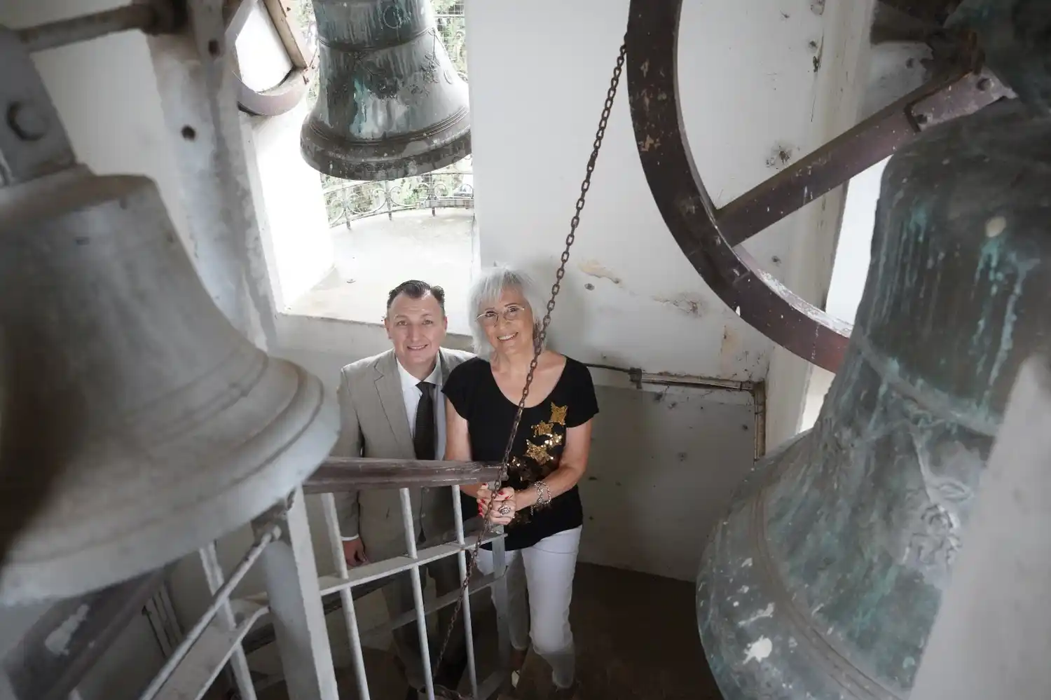 Norma Lencina y Daniel Lario muestra que las campanas son más que simples instrumentos: son archivos metálicos de memoria histórica y cultural de la ciudad.