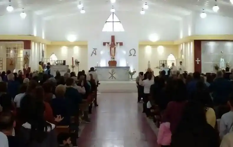 Tras una denuncia por abuso a una niña en su parroquia, trasladan a un cura