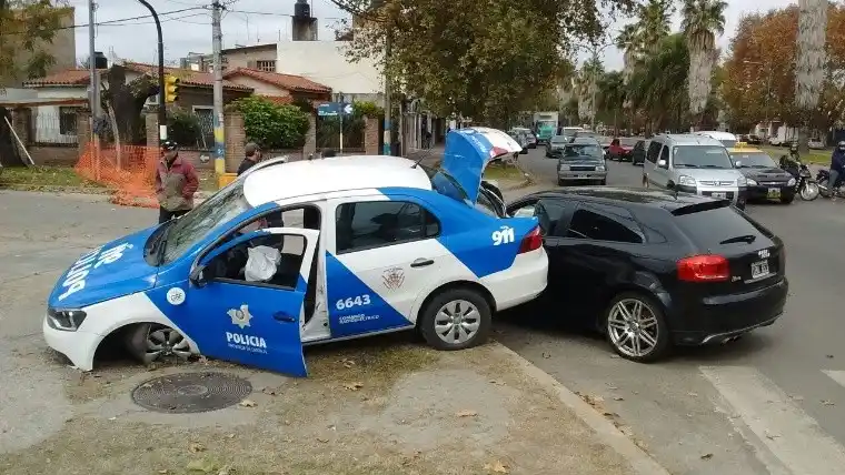 Espectacular accidente entre un auto y un patrullero