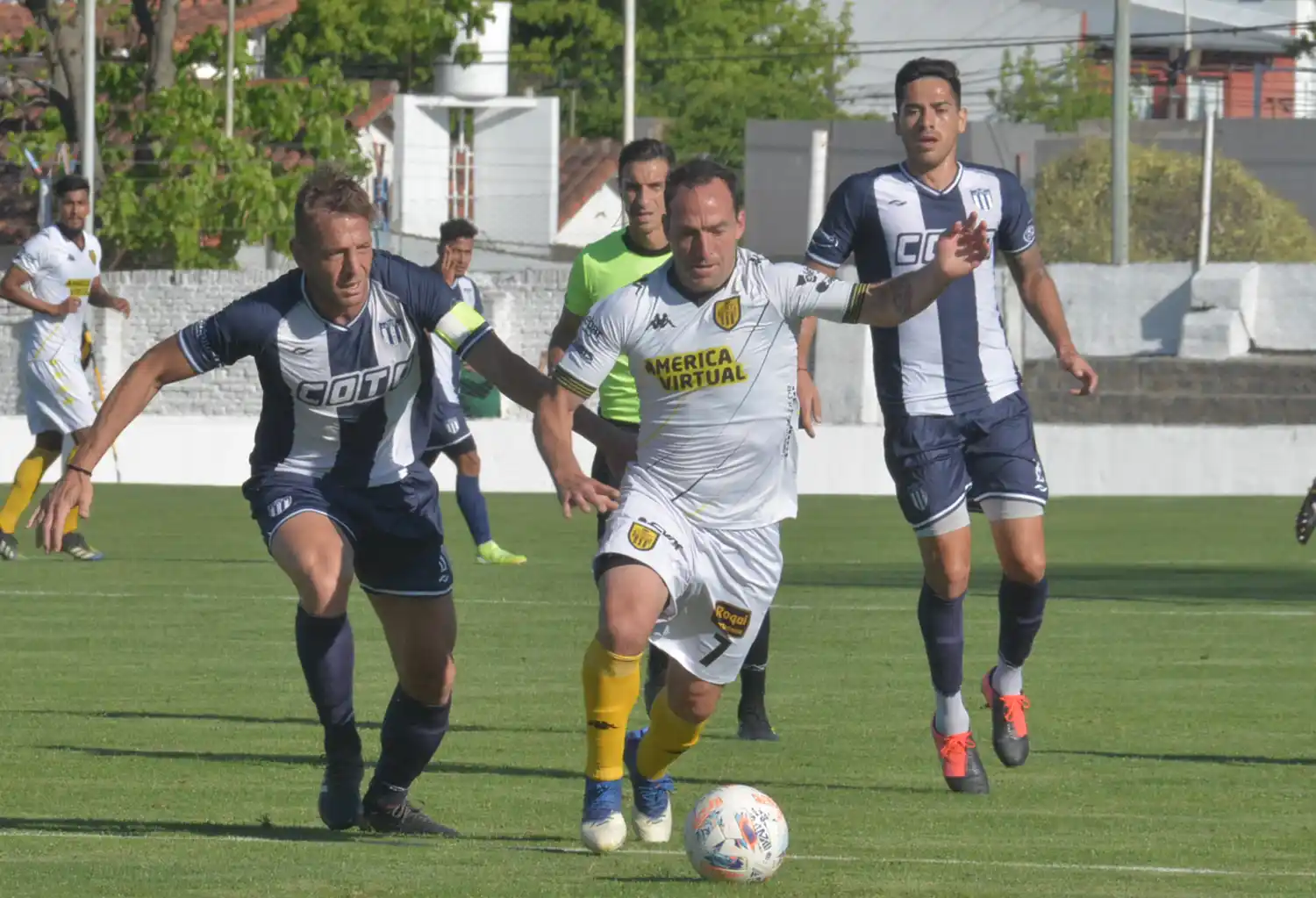 Michel, en acción durante el Santamarina-Tristán Suárez del 15 de noviembre pasado, último partido del aurinegro en Tandil hasta el próximo lunes.