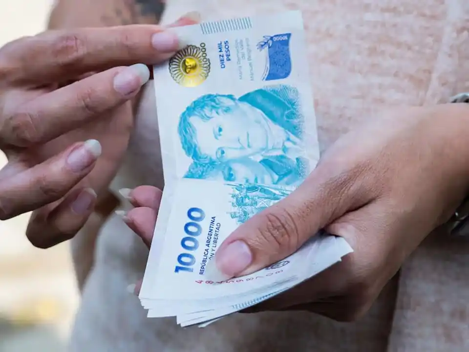 El salario acumuló un trimestre de caída contra la inflación y el empleo formal sigue estancado