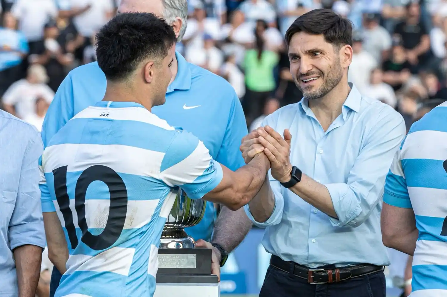 El Gobernador Maximiliano Pullaro en la entrega de premios.