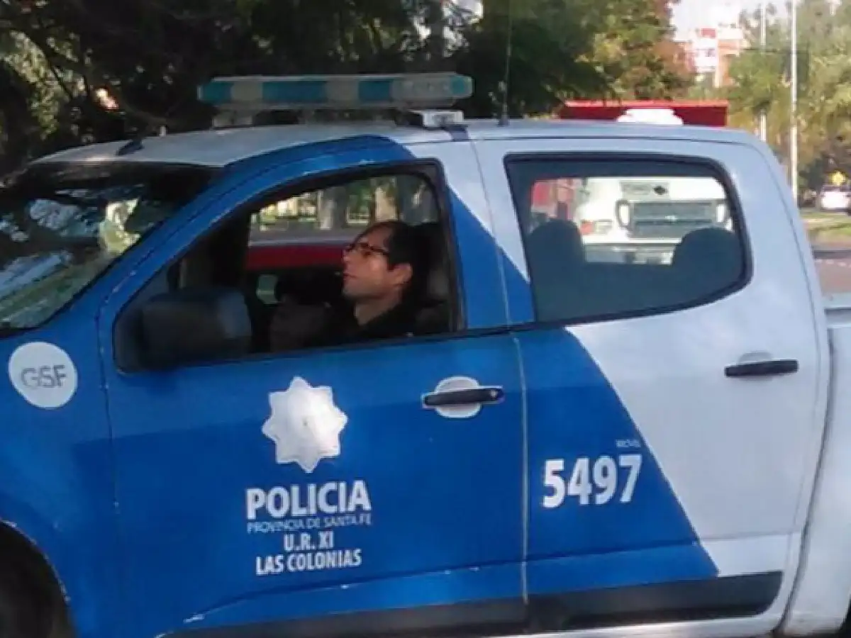 Sorprenden a dos policías durmiendo dentro de un patrullero