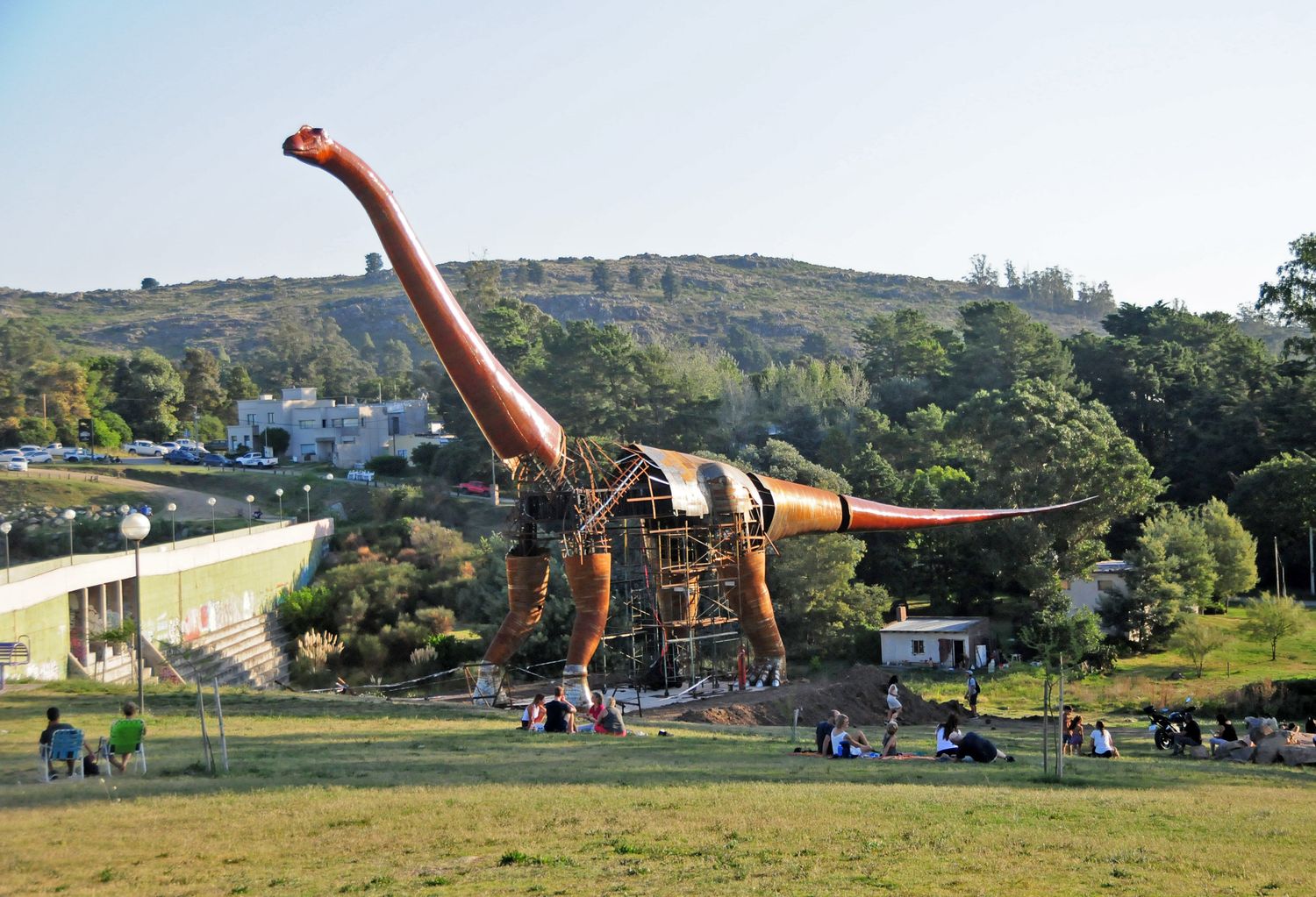 ¿Cómo vienen las obras del Hito, el mástil y el dinosaurio?