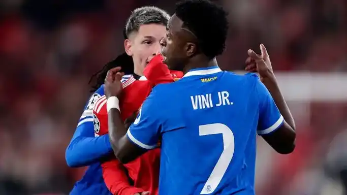 El momento del cruce durante el partido.