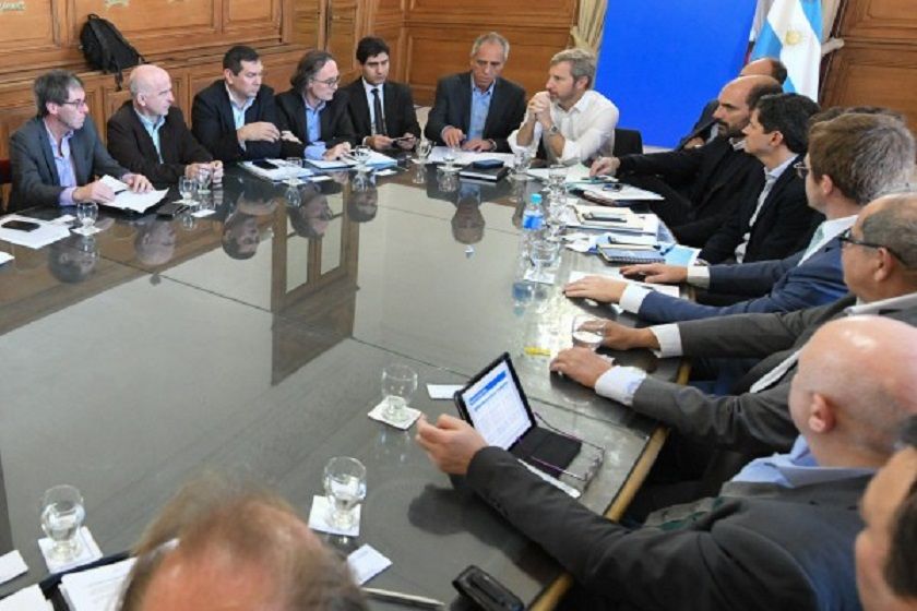 Ministros provinciales presionan al Gobierno para incorporar aumento en bienes personales al presupuesto