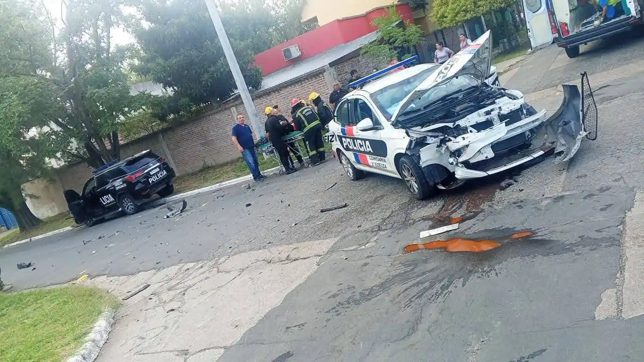 Choque entre dos patrulleros en Ezeiza: el accidente dejó tres efectivos heridos y graves daños en los móviles