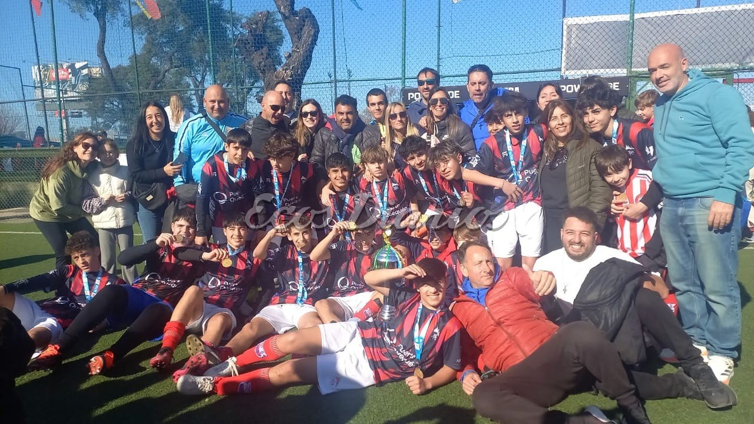 El equipo campeón de la Copa de Oro, junto al cuerpo técnico y los familiares