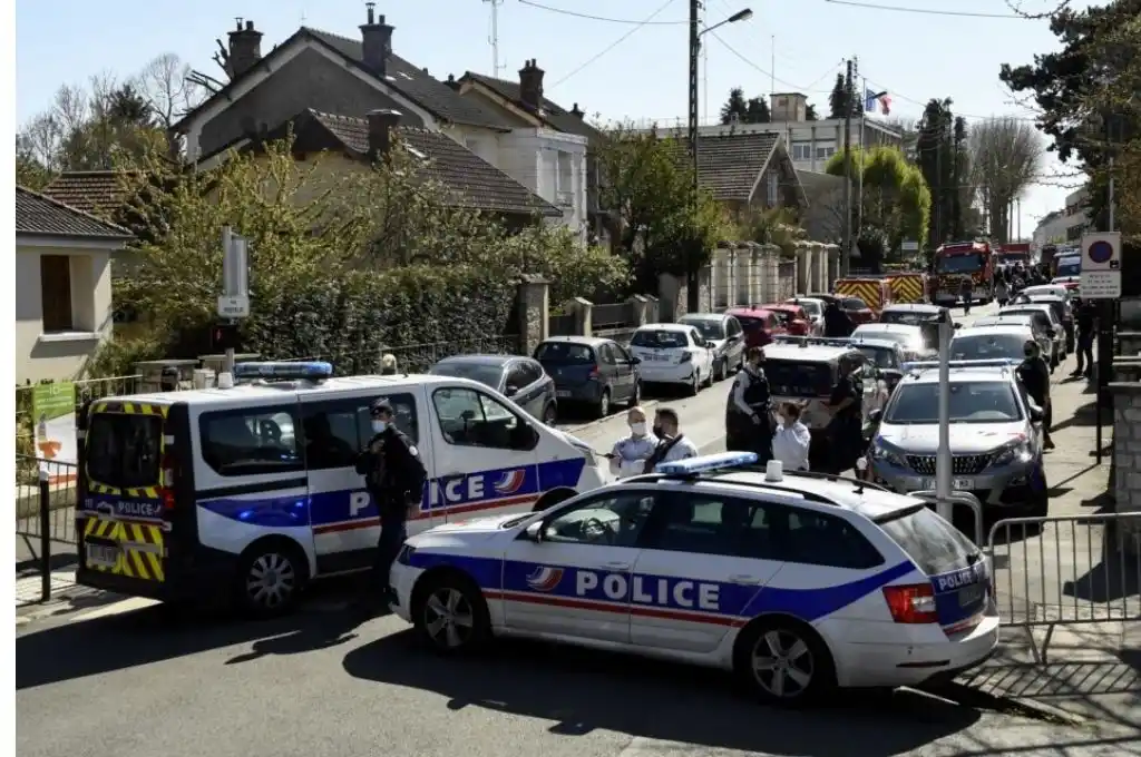 Un hombre mató a una policía en una comisaría cerca de París