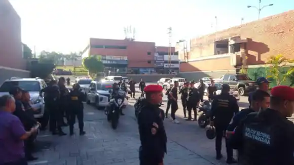 ¡ENTRE ELLOS UNA MUJER POLICÍA! TIROTEO en Valencia durante un robo deja dos heridos (+VIDEO)