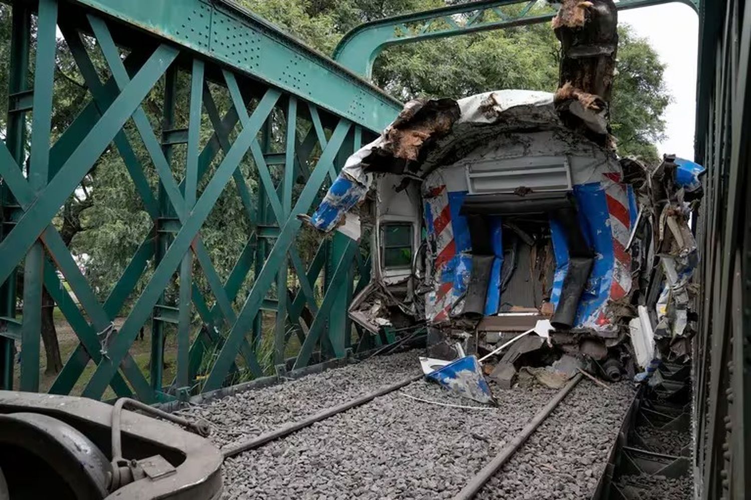 Un vagón de tren que chocó con otro se encuentra sobre las vías en Buenos Aires, Argentina.