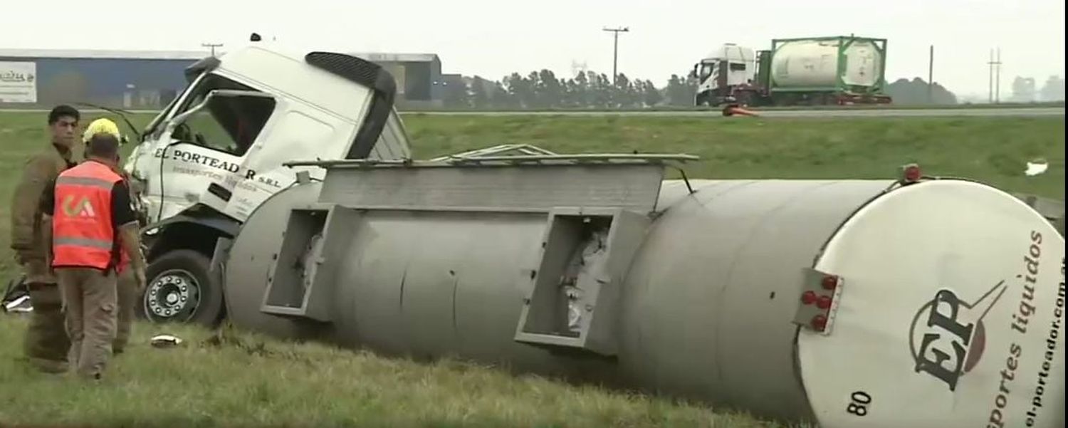 Choque fatal de camiones en la Autopista Rosario- Buenos Aires: murió un conductor tras cruzarse de carril