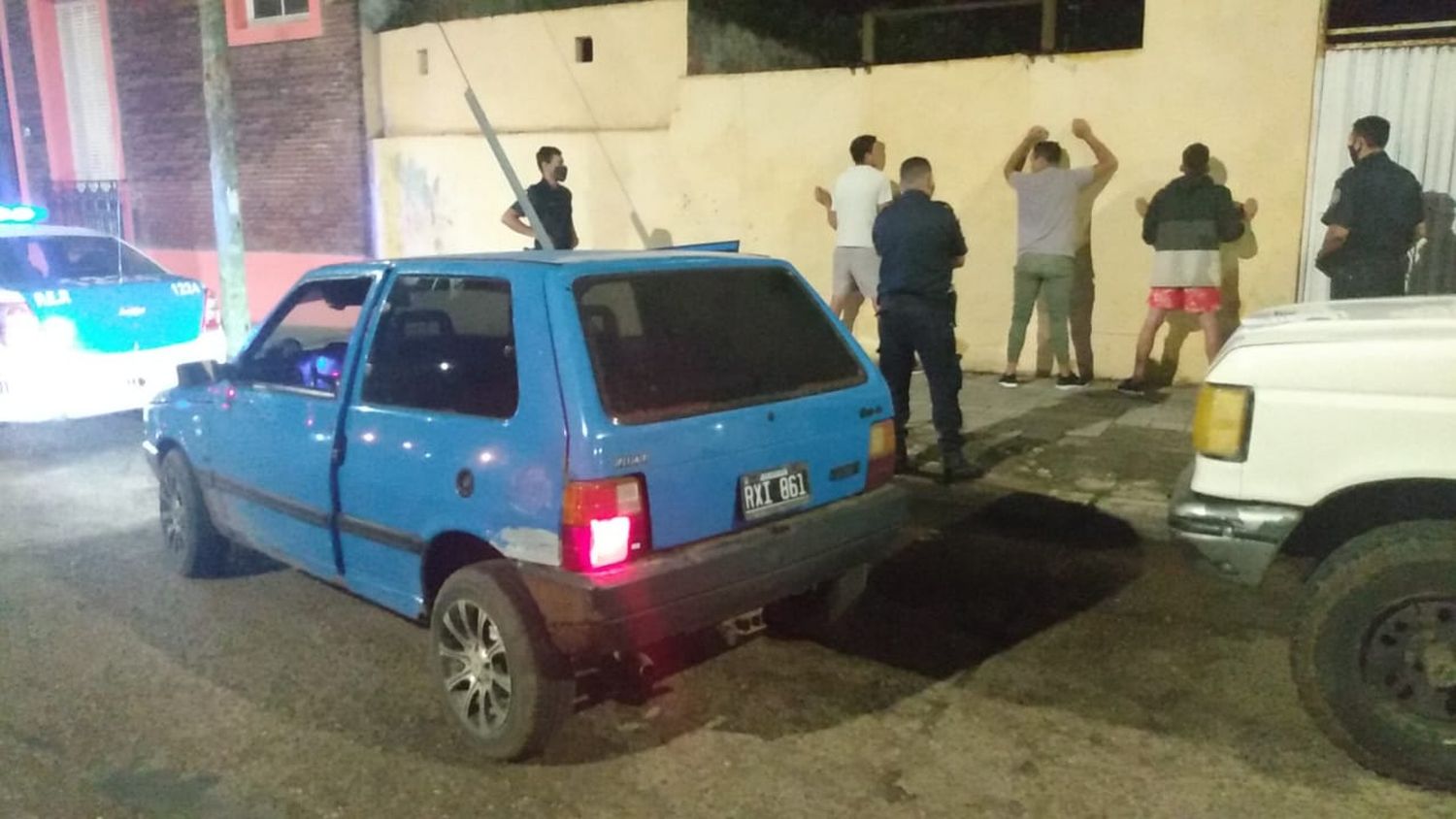 Tres jóvenes se escaparon de un control de alcoholemia y luego robaron una batería