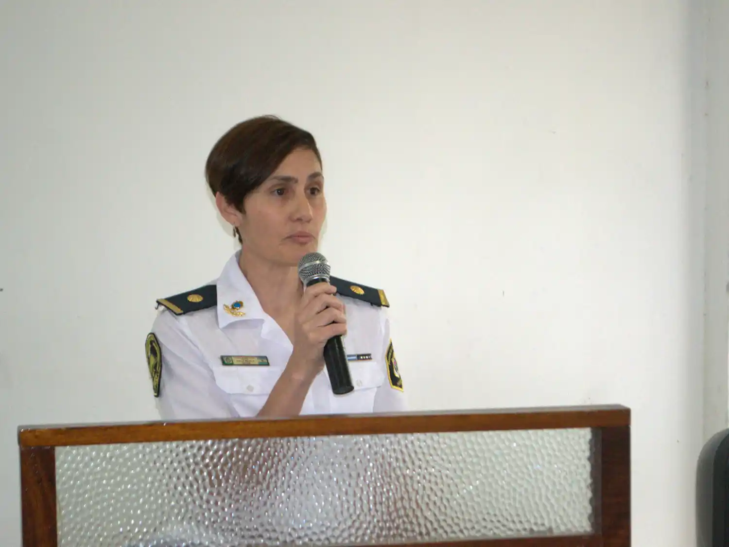 Paola Vela durante su discurso en por el Día de la Policía Bonaerense.