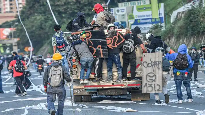 “Nos pagan por salir a protestar”: la confesión de un joven detenido por atacar un CAI en Colombia