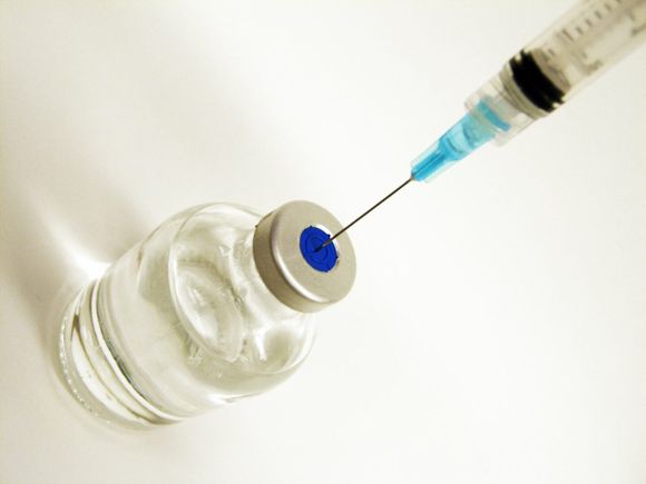 Mientras FDA aprueba vacuna de Moderna, la considera segura y eficaz