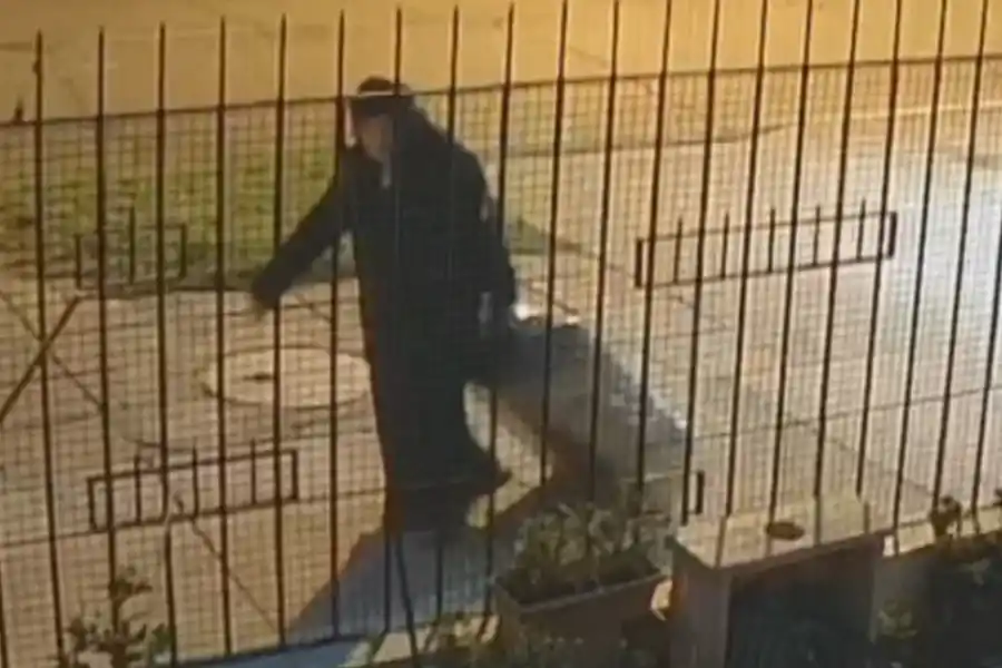 Video: descubren a una monja trasladando un cuerpo en una valija