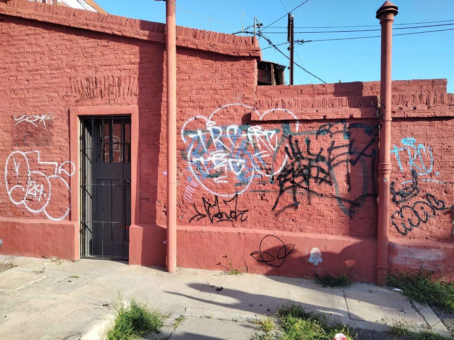 Vandalismo en la Estación de Trenes: el Municipio repudió las múltiples pintadas en el lugar