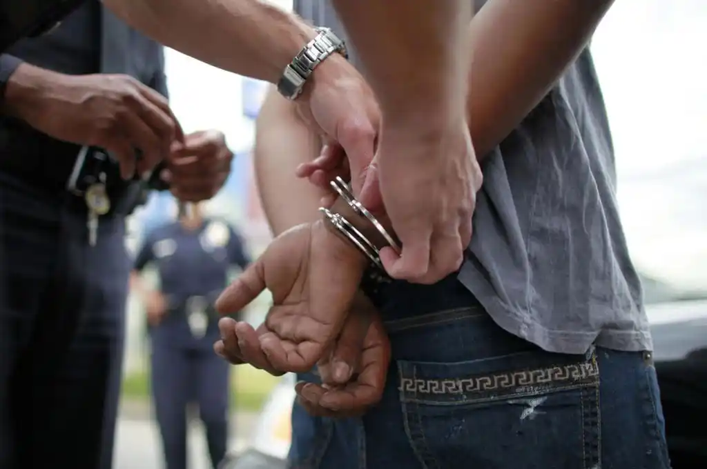 Detuvieron a un hombre que roció con alcohol y prendió fuego a su expareja delante de sus hijos
