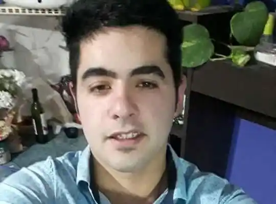 Continúa grave en terapia el motociclista que chocó con un camión estacionado