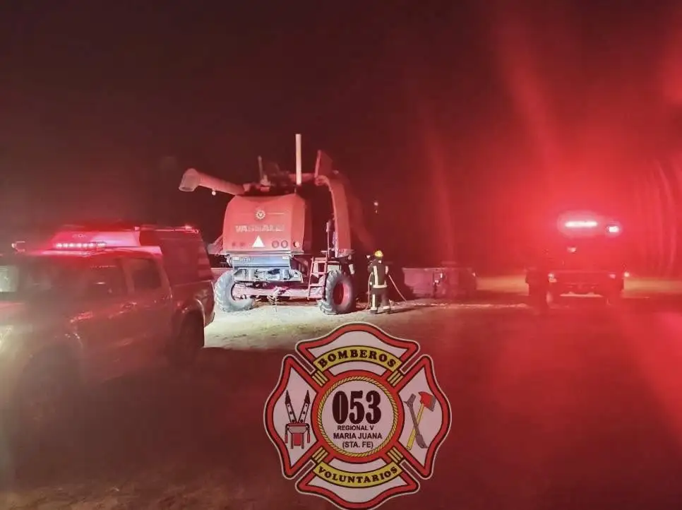 BOMBEROS VOLUNTARIOS MARIA JUANA INCENDIO COSECHADORA PLAZA CLUCELLAS NOCHE - 2