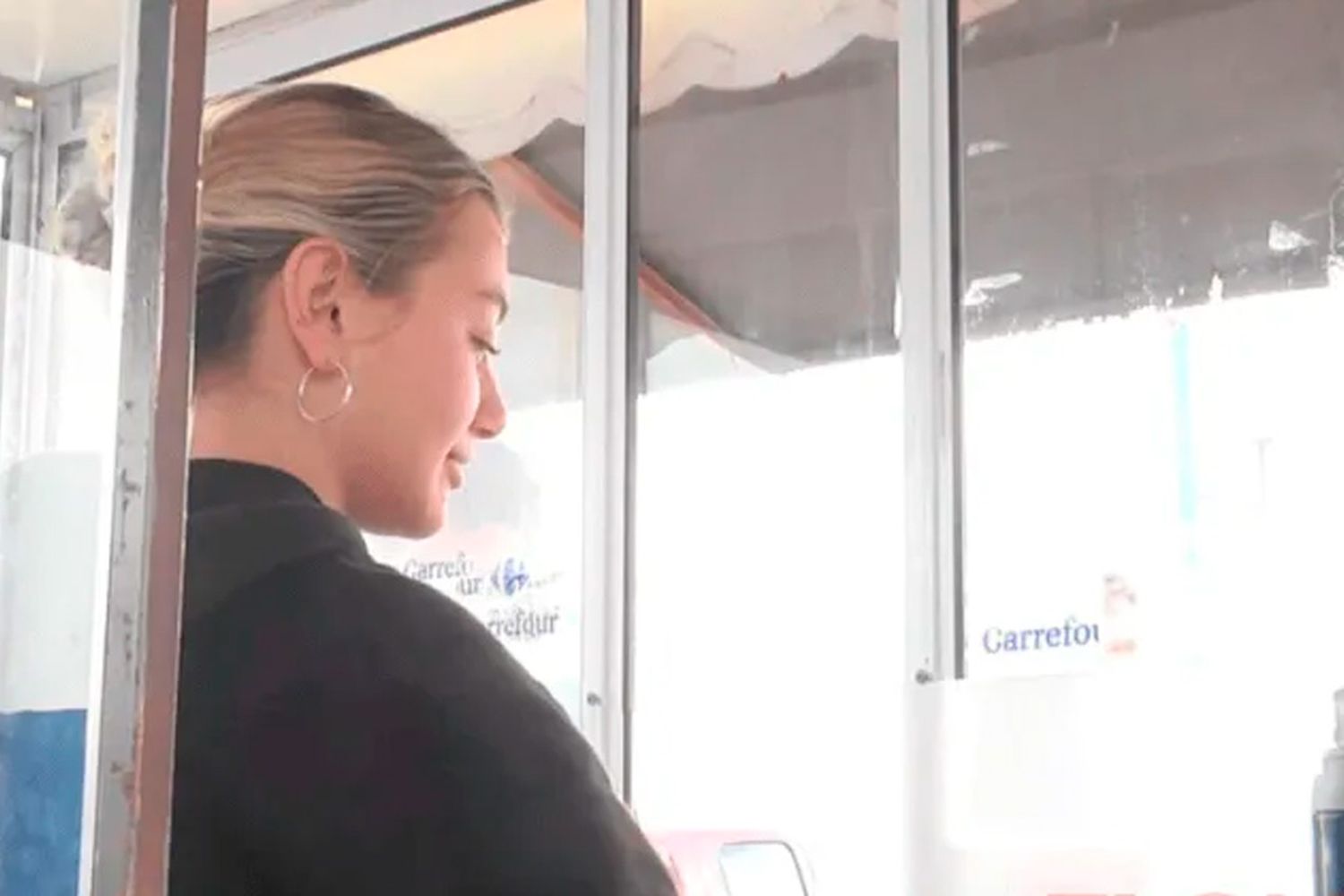 Recibieron bombones: dos jóvenes hallaron un maletín con millones de pesos y lo devolvieron