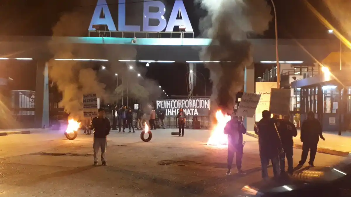 30 despidos en la fábrica de pinturas ALBA en Escobar: Trabajadores bloquean la planta